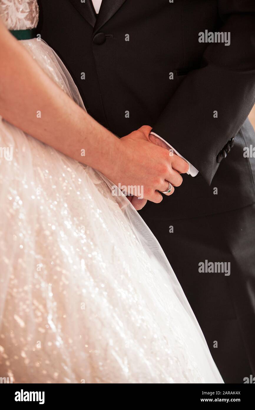 Brautpaar bei der Heirat halten sich gegenseitig, Nahaufnahme der Hände Stockfoto