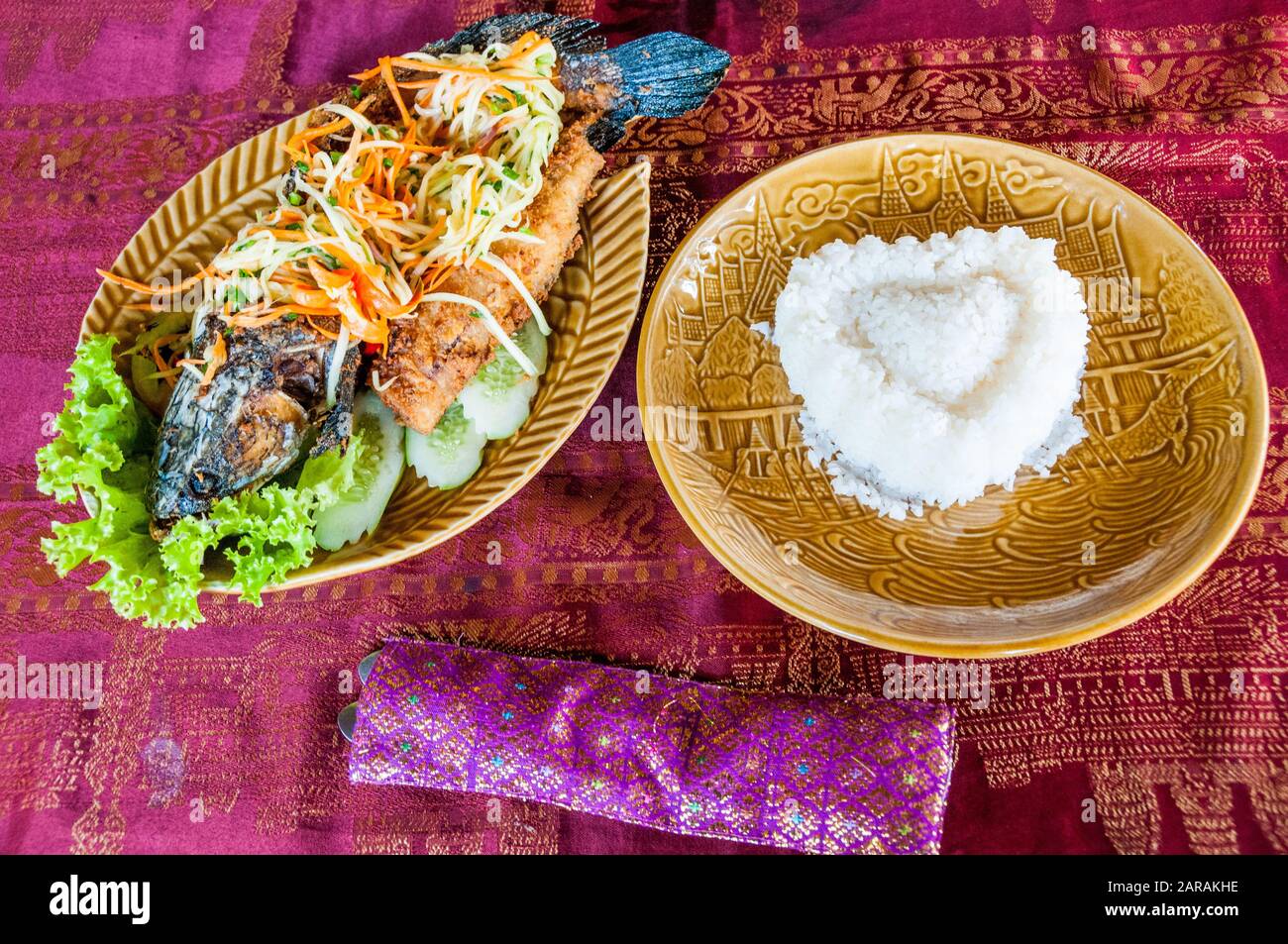 Eine tiefe Freund Fisch mit Mangosalat am Boot Nudel-Restaurant in Phnom Penh, Kambodscha Stockfoto