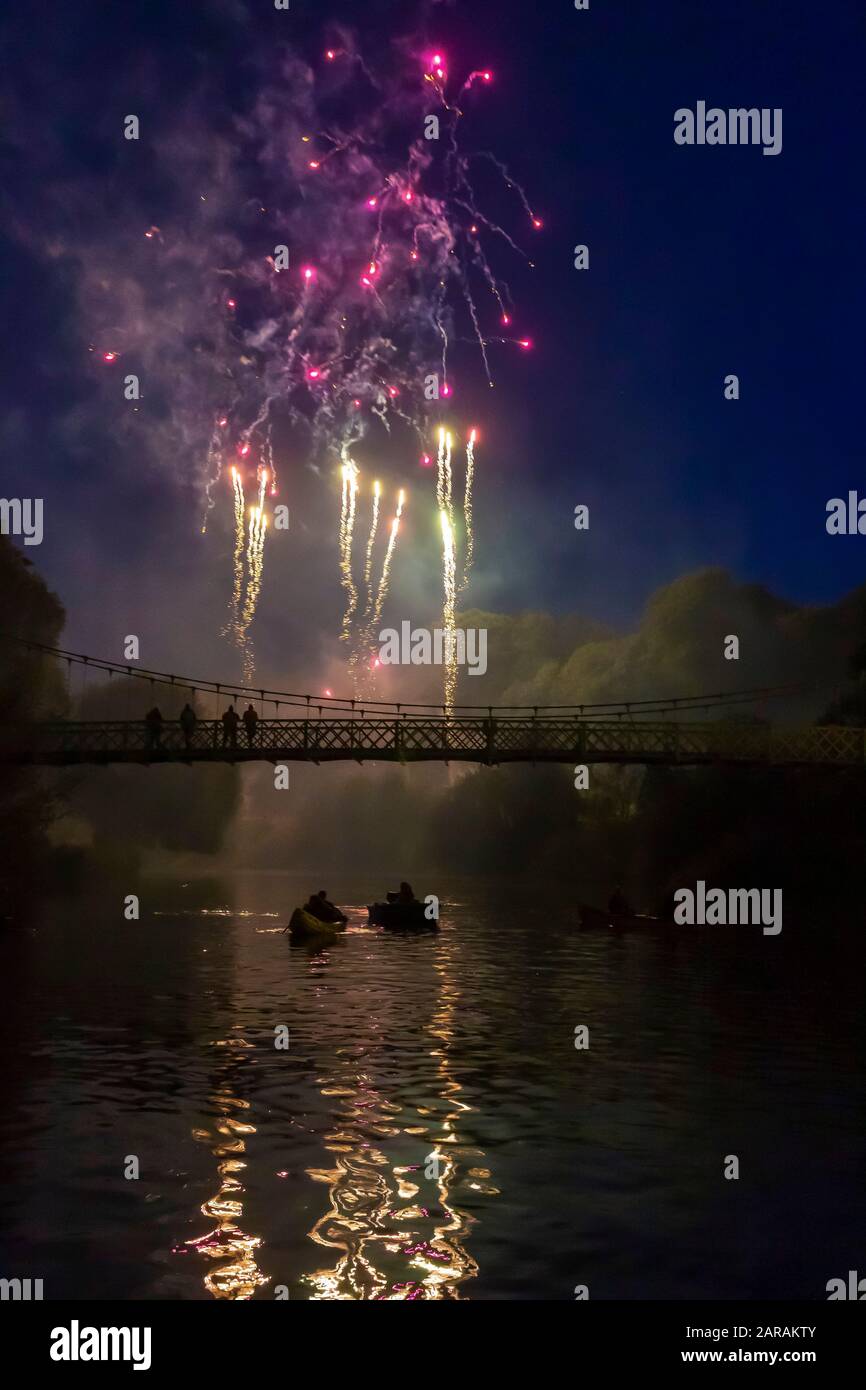 Shrewsbury Flower Show, Fireworks Display, River Severn, Quarry Park, The Boathouse Pub, Shrewsbury, Shropshire, England, Großbritannien, Stockfoto