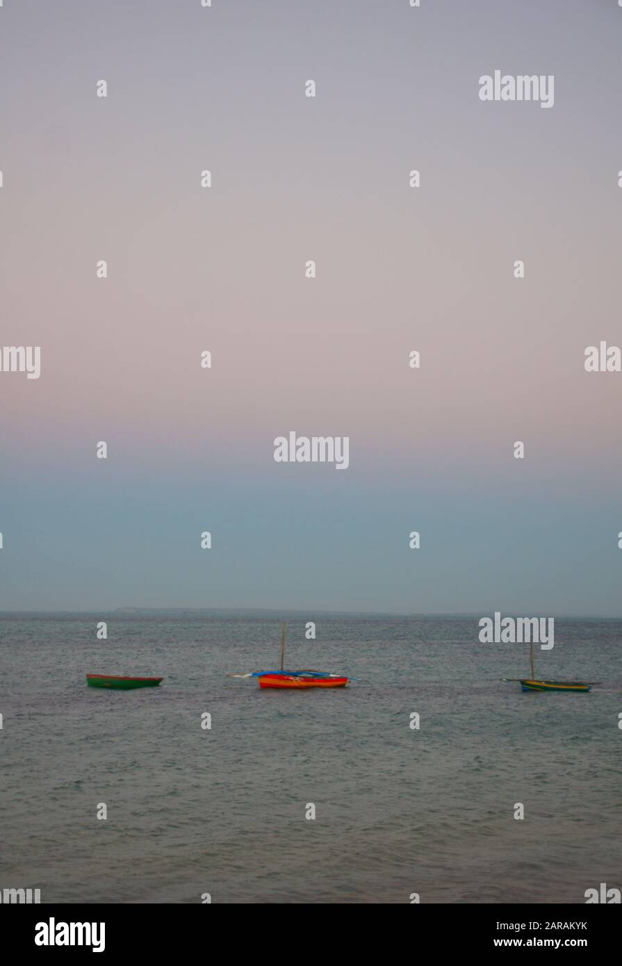 Drei Boote bei Sonnenuntergang in mosambik Stockfoto