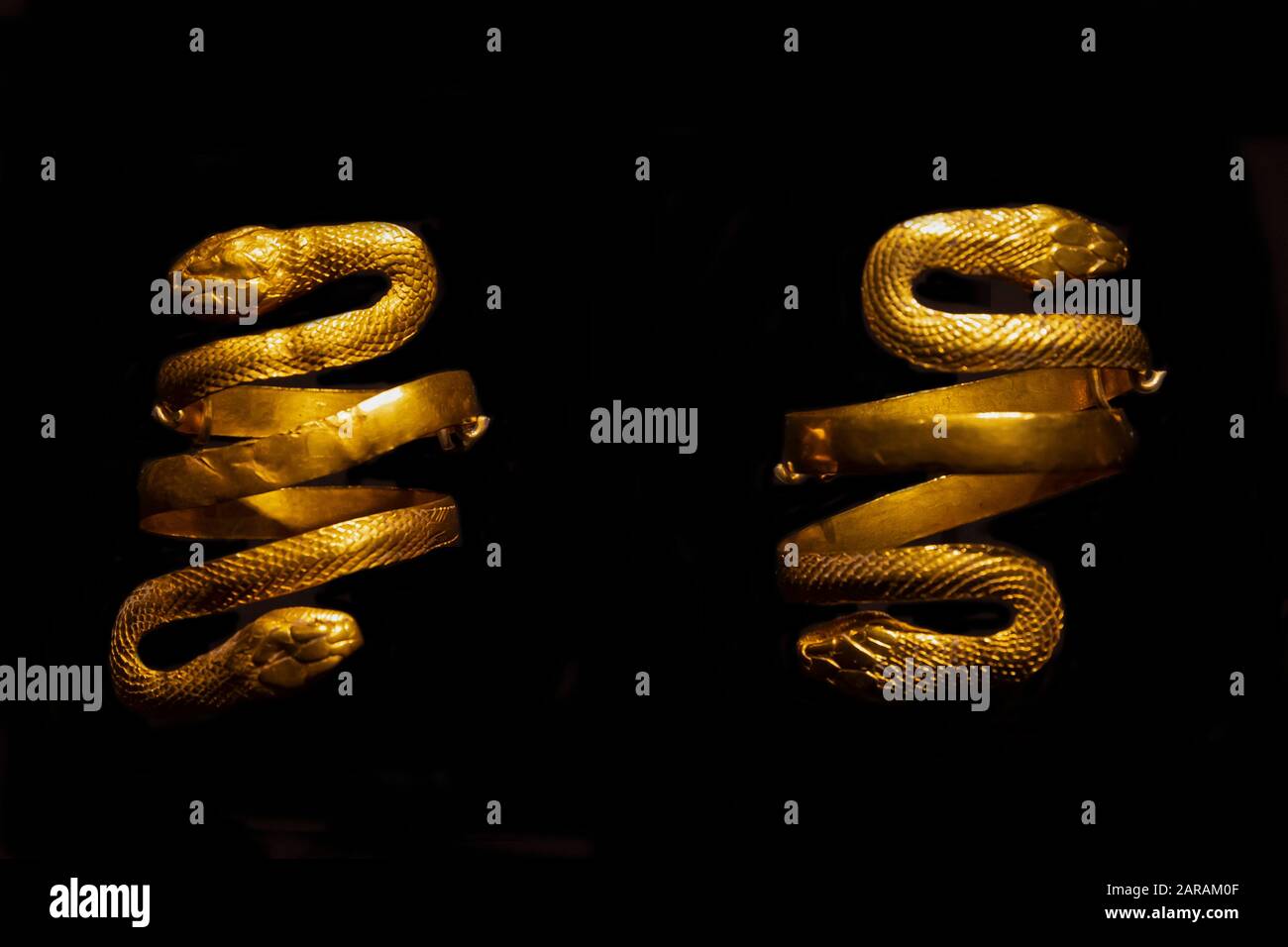 Zwei Schlange Armlets, altägypten, Gold, Stockfoto