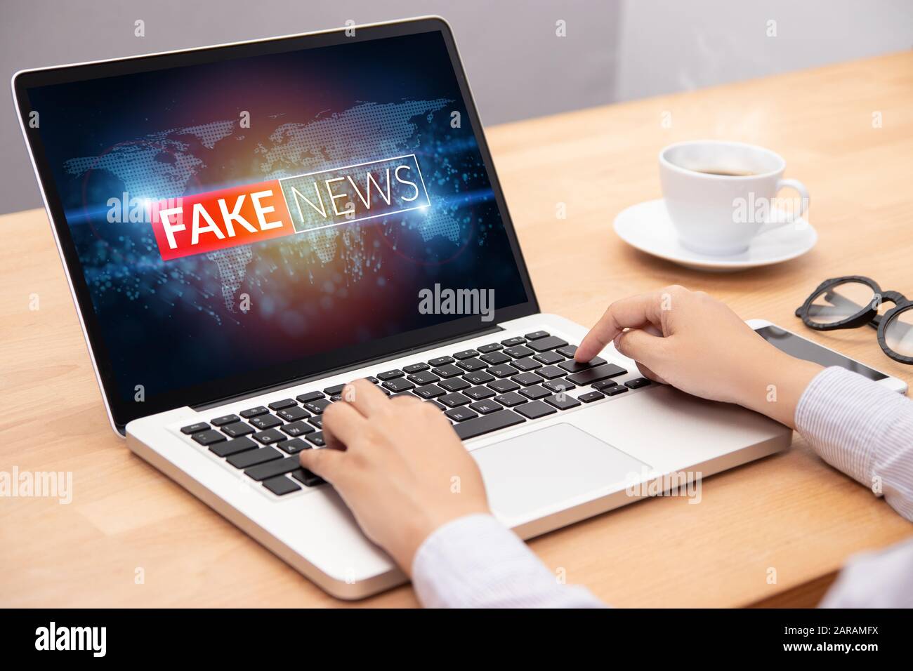 Leute, die gefälschte Nachrichten oder HOAX auf Internetinhalten über Laptop lesen Stockfoto