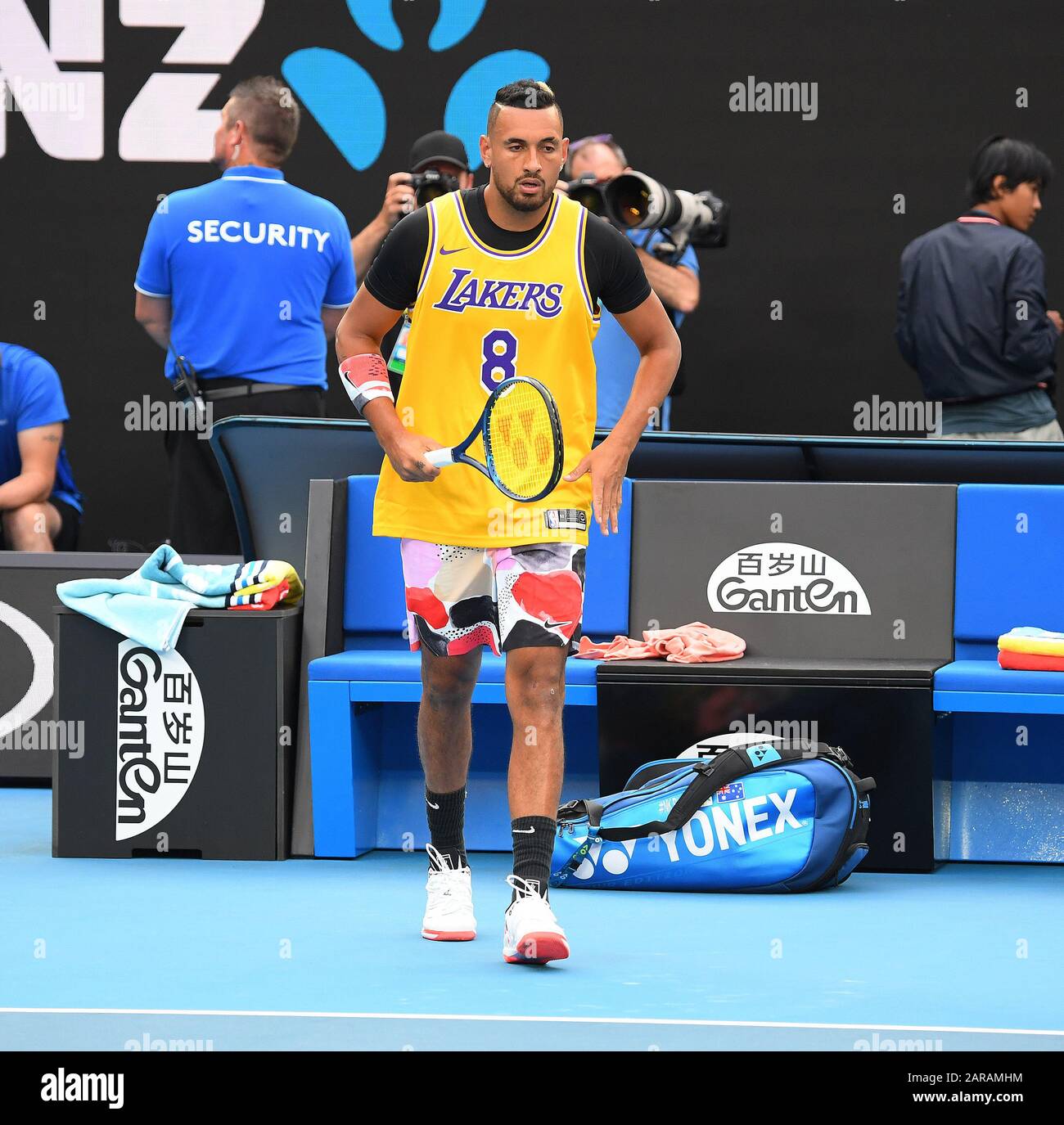 Melbourne, Australien. Januar 2020. Melbourne Park Australian Open Day 8 27/01/20 Nick Kyrgios (aus)V Rafa Nadal (ESP) Spiel der vierten Runde Kyrgios kommt auf dem Platz an und trägt ein LA Lakers-Shirt in Bezug auf Legende Kobe Bryant, der heute bei einem Hubschrauberabsturz ums Leben kam. Kredit: Roger Parker/Alamy Live News Stockfoto