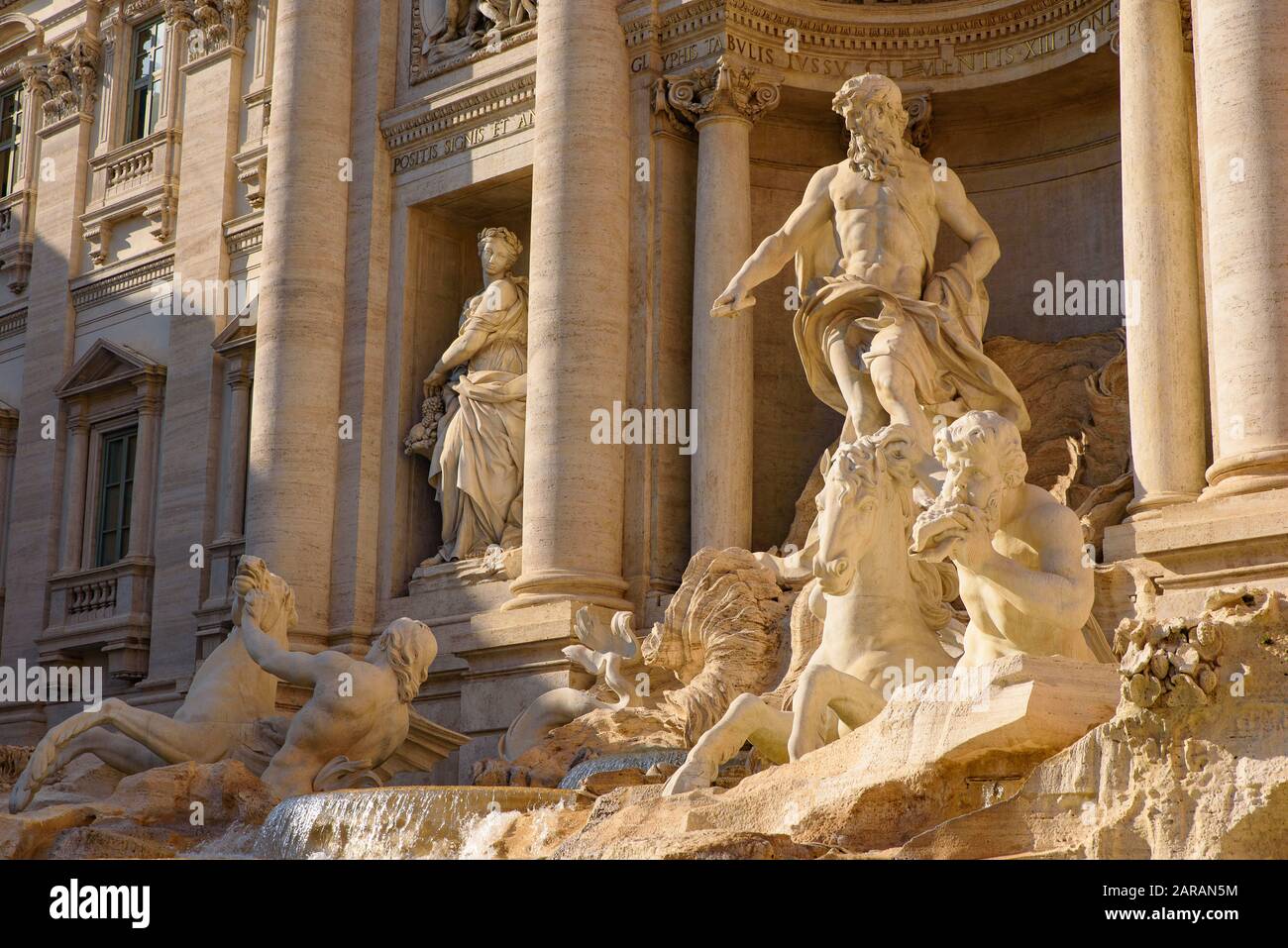 Trevi-Brunnen, einer der berühmtesten Brunnen der Welt, in Rom, Italien Stockfoto