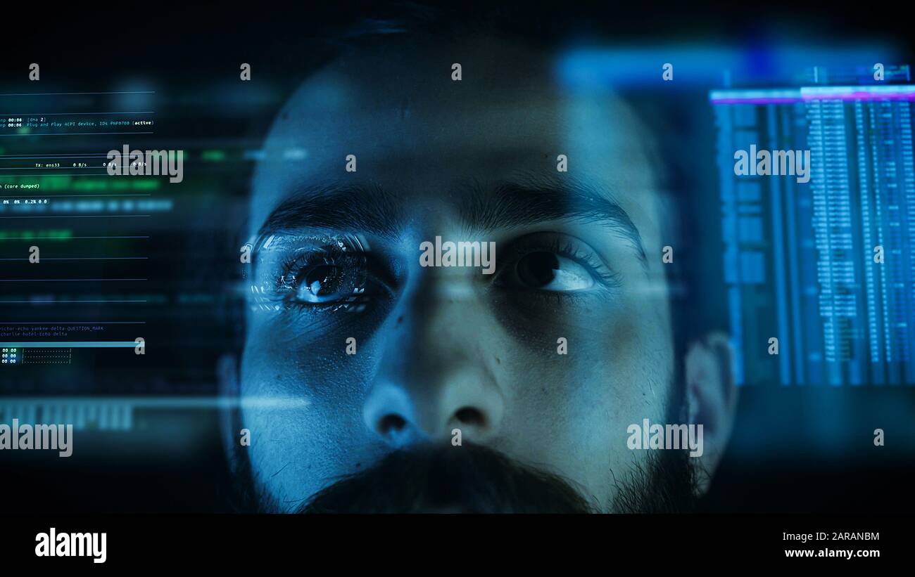 Nahaufnahme eines jungen Mannes Auge Kontrolle eines futuristischen Computersystems. Computer-Programmierer Codierung auf futuristischen holographischen Display. Stockfoto