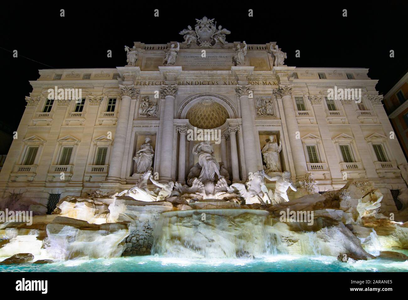 Trevi-Brunnen in der Nacht, einer der berühmtesten Brunnen der Welt, in Rom, Italien Stockfoto