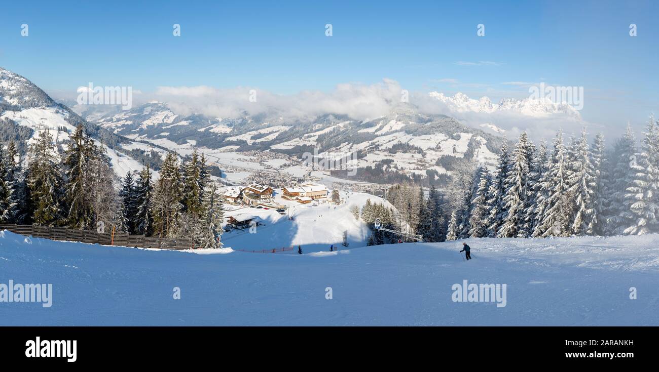 Panoramablick auf die Skipisten am Kirchberg in Tyrol, einem Teil des Skigebietes Kitzbühel in Österreich. Stockfoto