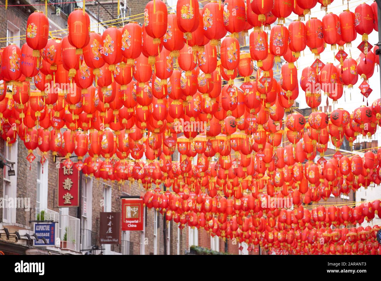 Chinesisches Neujahr 2020 London. Chinatown London mit feierlichen roten Laternen über den Straßen. Jahr der Ratte 2020 Stockfoto