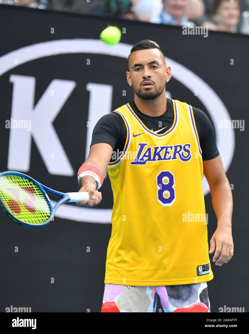 Melbourne, Australien. Januar 2020. Mit einem Lakers-Basketballfeld als Tribut an Kobe Bryant, der heute bei einem Hubschrauberunfall ums Leben kam, Aufwärmphase für ein Spiel gegen den 1. Seed RAFAEL NADAL (ESP) in Der Rod Laver Arena in einem 4. Spiel Im Herreneinzel am 8. Tag der Australian Open 2020 in Melbourne, Australien. Sydney Low/Cal Sport Media/Alamy Live News Stockfoto