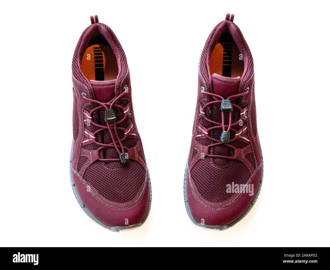 Top down von einem Paar Ecco Terracruise II Frauen dunkelroten Stoff wasserdicht Wandern Trekking Wanderschuhe von oben isoliert auf weiß. VEREINIGTES KÖNIGREICH Stockfoto