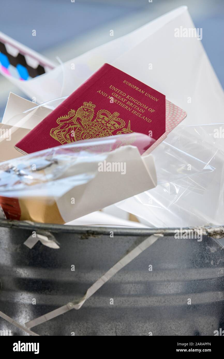 Raus mit dem Müll: Ein stornierter EU-Passport trifft vor dem Austritt Großbritanniens aus der EU am 31. Januar 2020 auf den Müll. Stockfoto