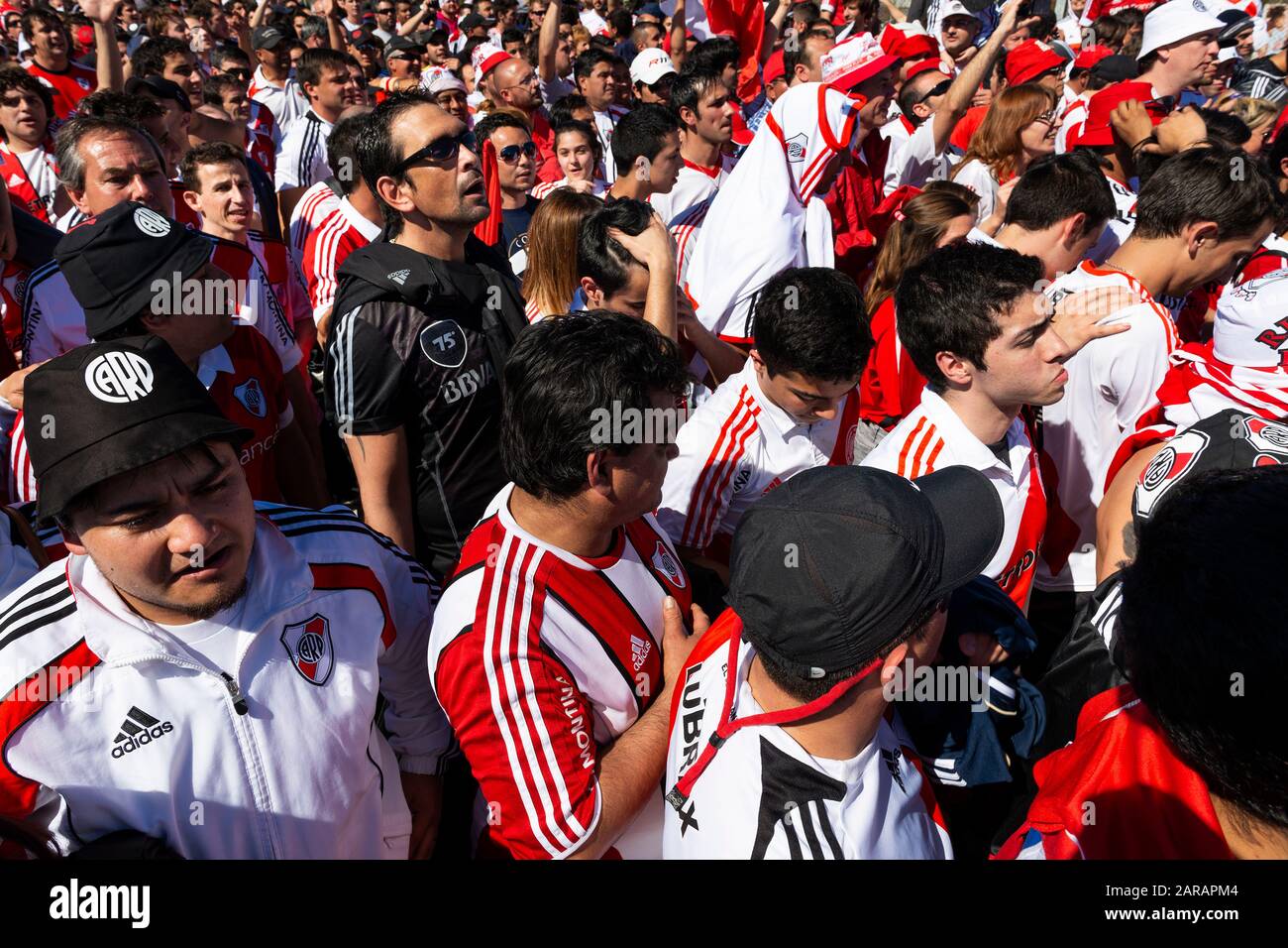 Buenos Aires, Argentinien - Oktober 6, 2013: River Plate Anhänger warten das Estadio Monumental Antonio Vespucio Liberti für ein Fußball-Spiel in t eingeben Stockfoto
