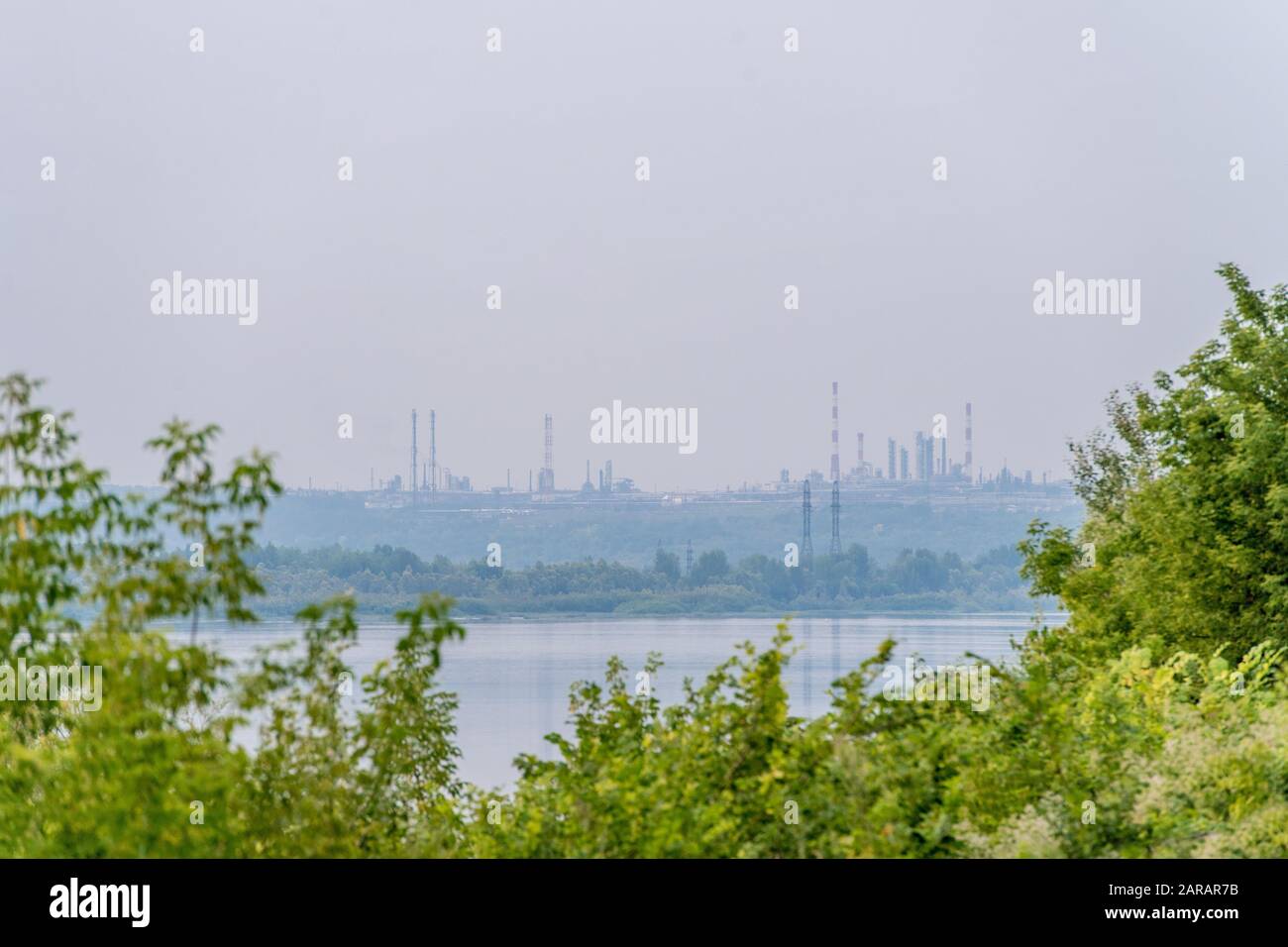 Weit geschossen von einem Industriegebiet am Horizont über einen Fluss Stockfoto