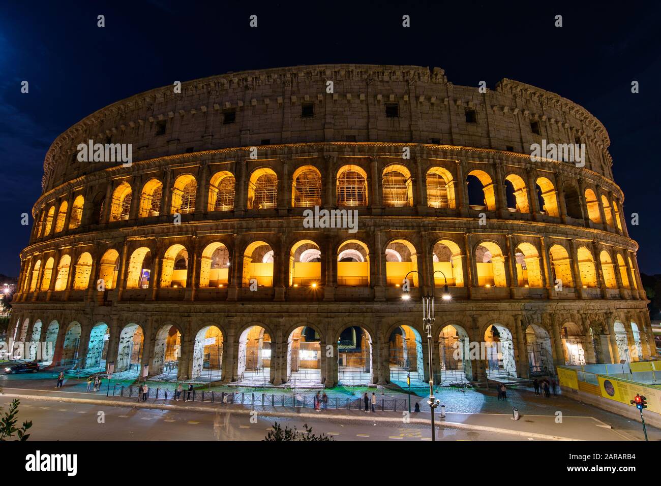 Colosseum in der Nacht, ein ovales Amphitheater und die beliebteste Touristenattraktion in Rom, Italien Stockfoto