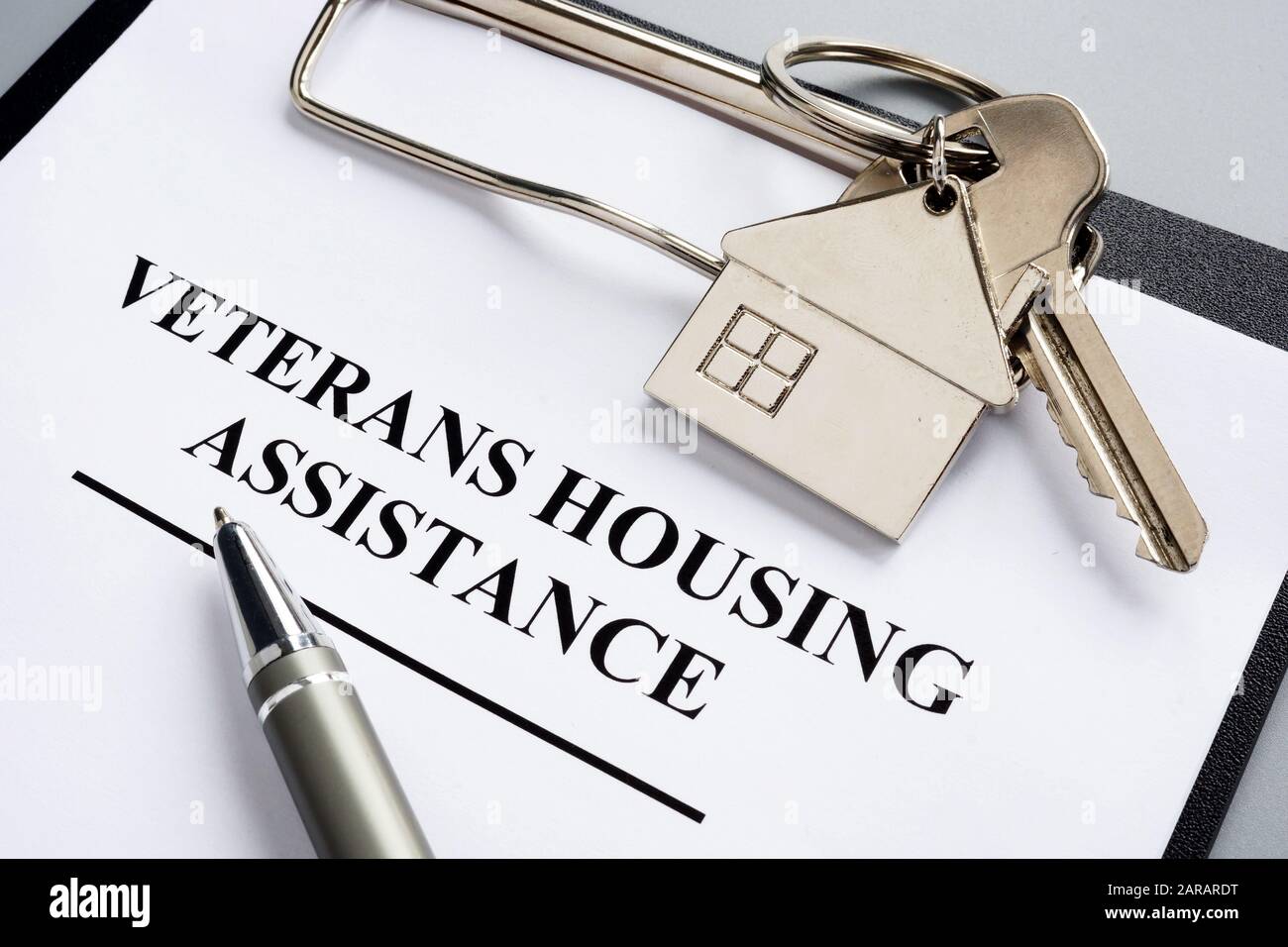 Veteranen, die Hilfedokumente und Schlüssel von zu Hause aus unterbringen. Stockfoto