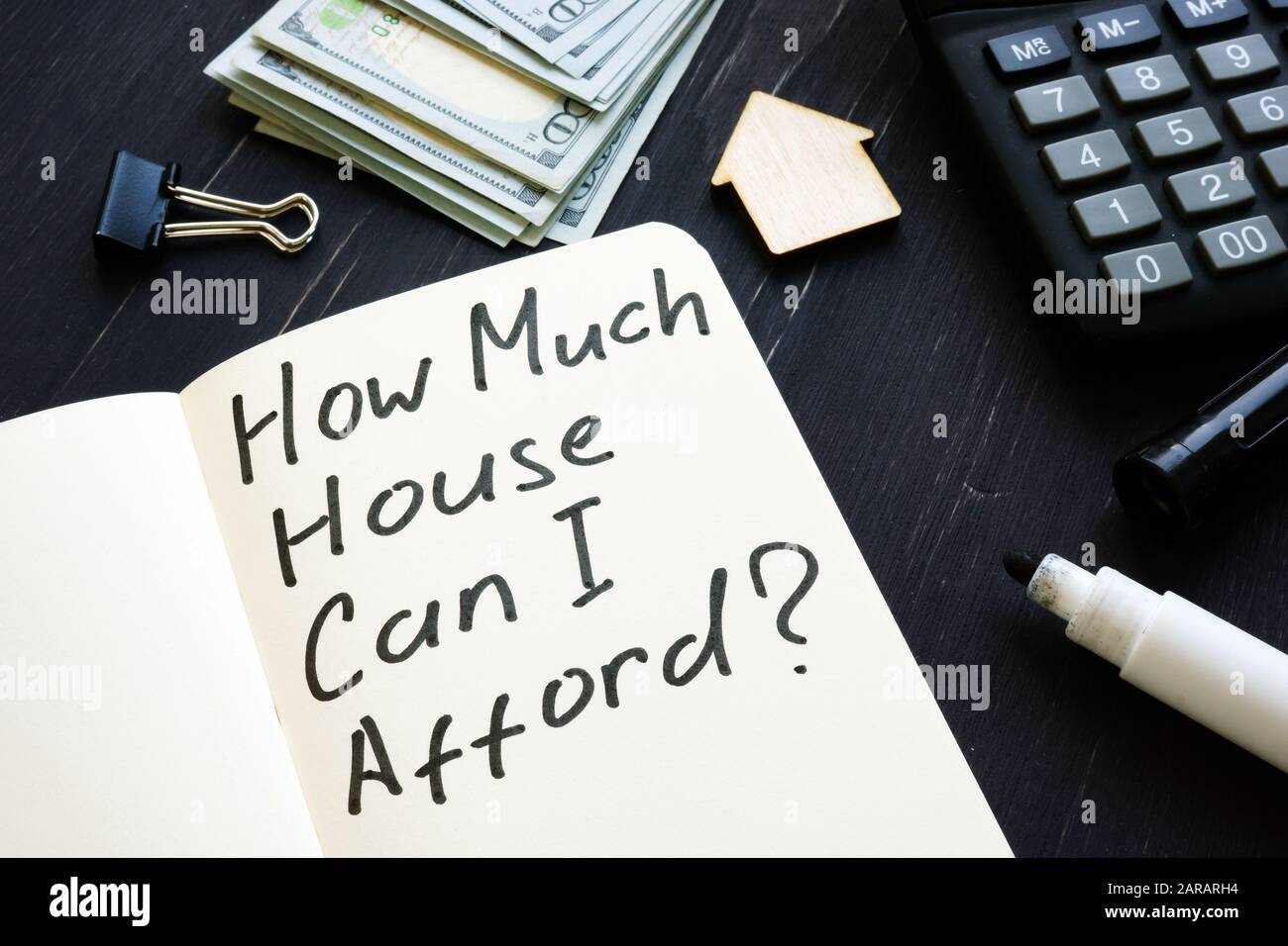 Wie viel Haus kann ich mir Frage und Modell des Hauses leisten. Stockfoto