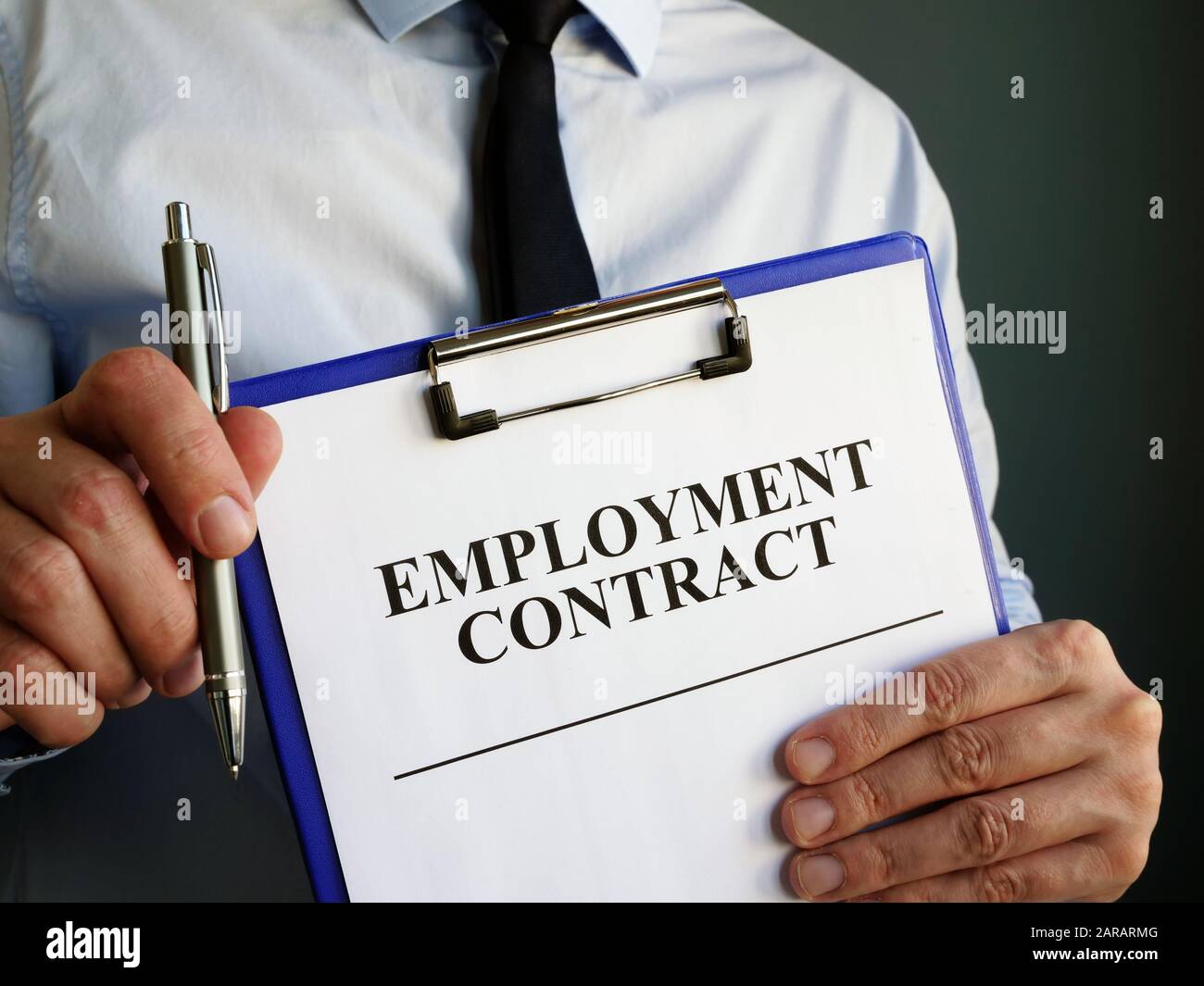 Der Arbeitgeber schlägt einen Arbeitsvertrag zur Unterzeichnung vor. Stockfoto