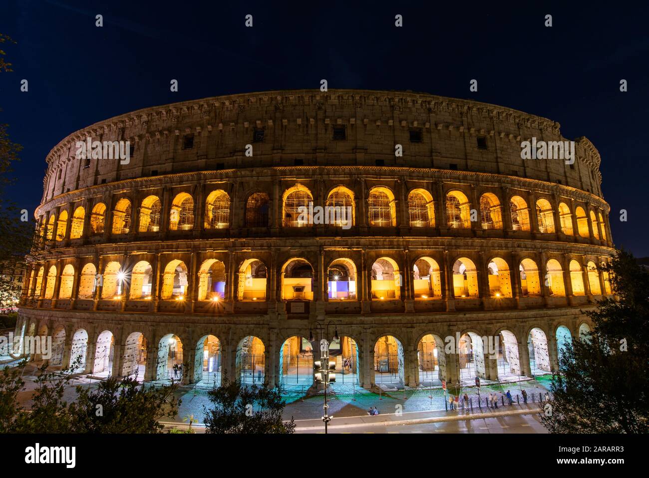 Colosseum in der Nacht, ein ovales Amphitheater und die beliebteste Touristenattraktion in Rom, Italien Stockfoto