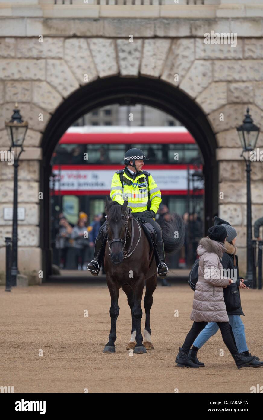 Die Metropolitan Police montierte während Der Märzveranstaltung des Königs, Januar 2020, London UK, diensthabende Beamte vor dem Torbogen bei der Horse Guards Parade. Stockfoto