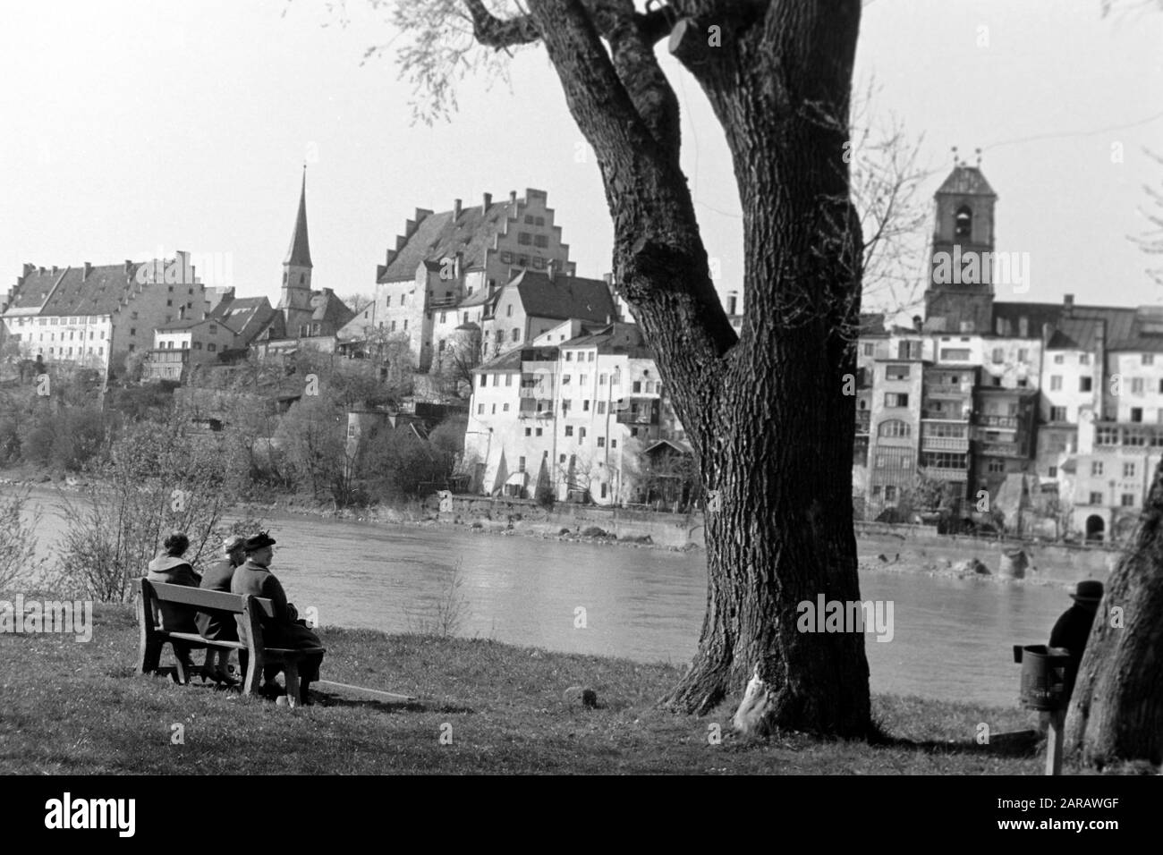 Spaziergang entlang des Steilhang-Wasserburg am Inn gegenüberliegend mit Blick auf die Altstadt, 1957. Ein Spaziergang entlang des Steilhanges mit Blick auf Wasserburg in der historischen Innenstadt von Inn, 1957. Stockfoto