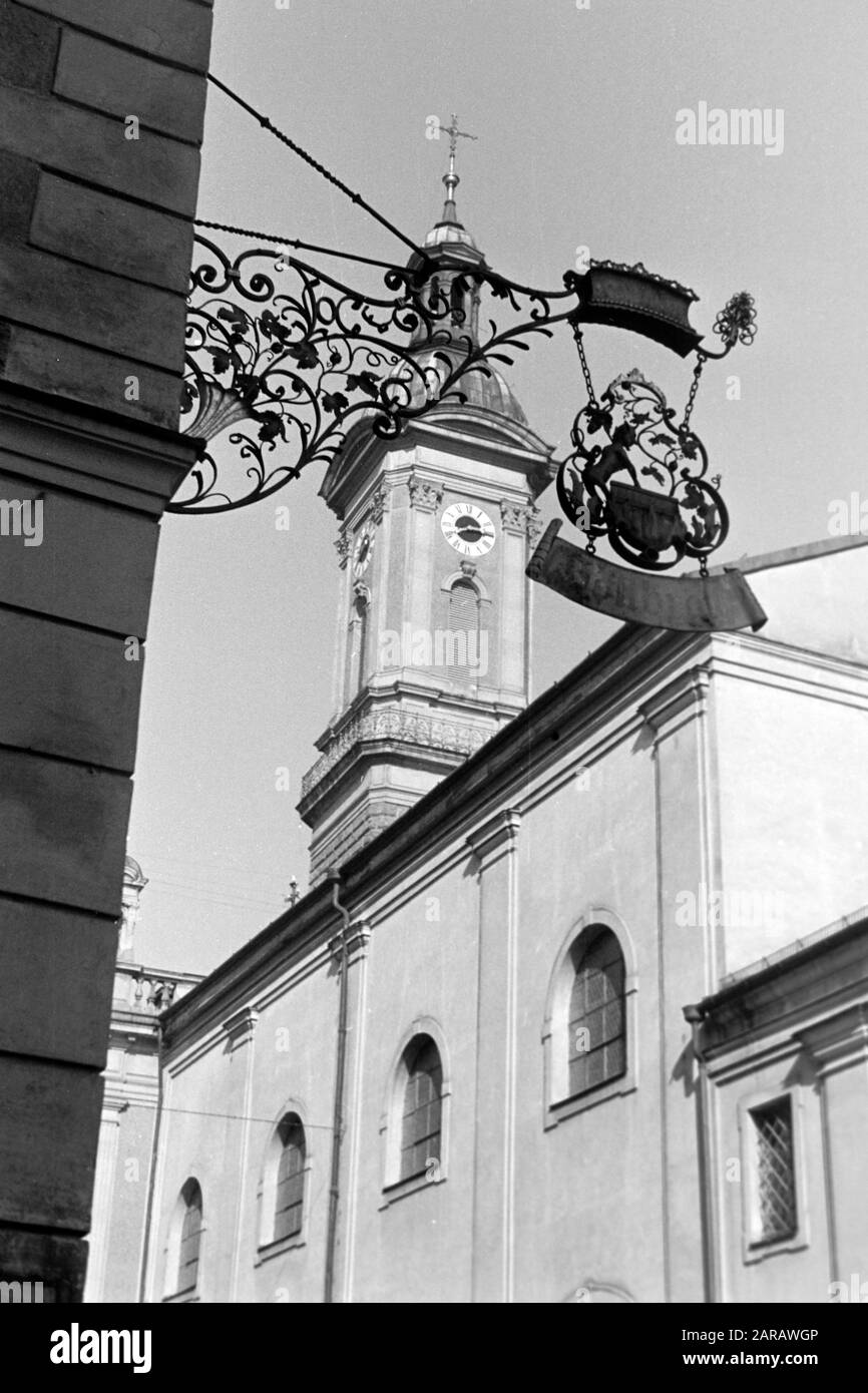 Kneipenschild Höllbräu mit dem Turm der St. Oswald-Kirche, 1957. Kneipschild Höllbräu mit St. Oswalds Kirchturm, 1957. Stockfoto