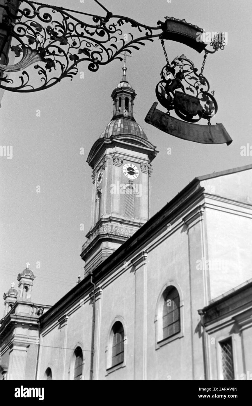 Kneipenschild Höllbräu mit dem Turm der St. Oswald-Kirche, 1957. Kneipschild Höllbräu mit St. Oswalds Kirchturm, 1957. Stockfoto