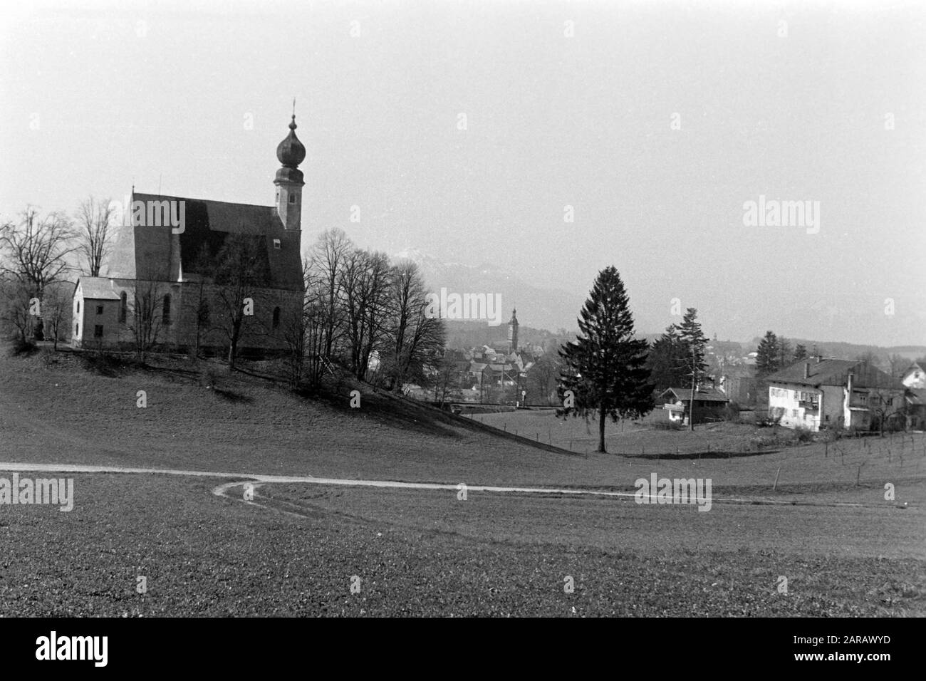 Das Ettendorfer Kirchenl, St. Vitus und Anna. Blick auf Traunstein, 1957. Ettendorfer Kirche, St. Vitus und Anna. Blick auf Traunstein, 1957. Stockfoto