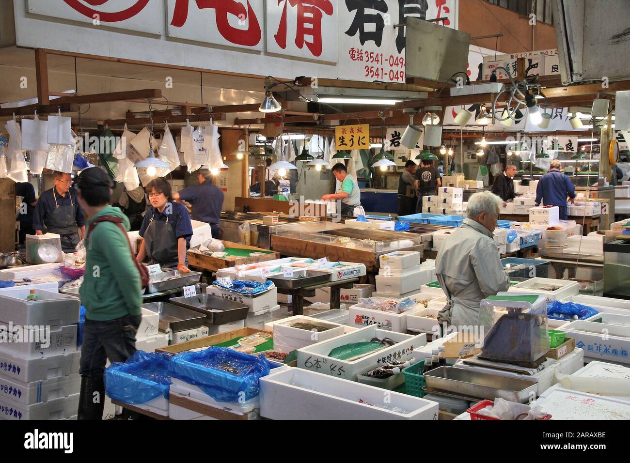 TOKYO, Japan - 11. MAI 2012: Kaufleute Meeresfrüchte in Tsukiji Fischmarkt in Tokio zu verkaufen. Es ist die größte Großhandel Fisch und Meeresfrüchte Markt der Welt. Stockfoto