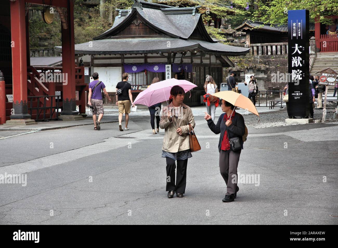 Nikko, JAPAN - 6. MAI 2012: Menschen besuchen den Tosho-gu-Schrein in Nikko, Japan. Toshogu gehört zum UNESCO-Weltkulturerbe, einer Gruppe von sehr wichtigen TEM Stockfoto