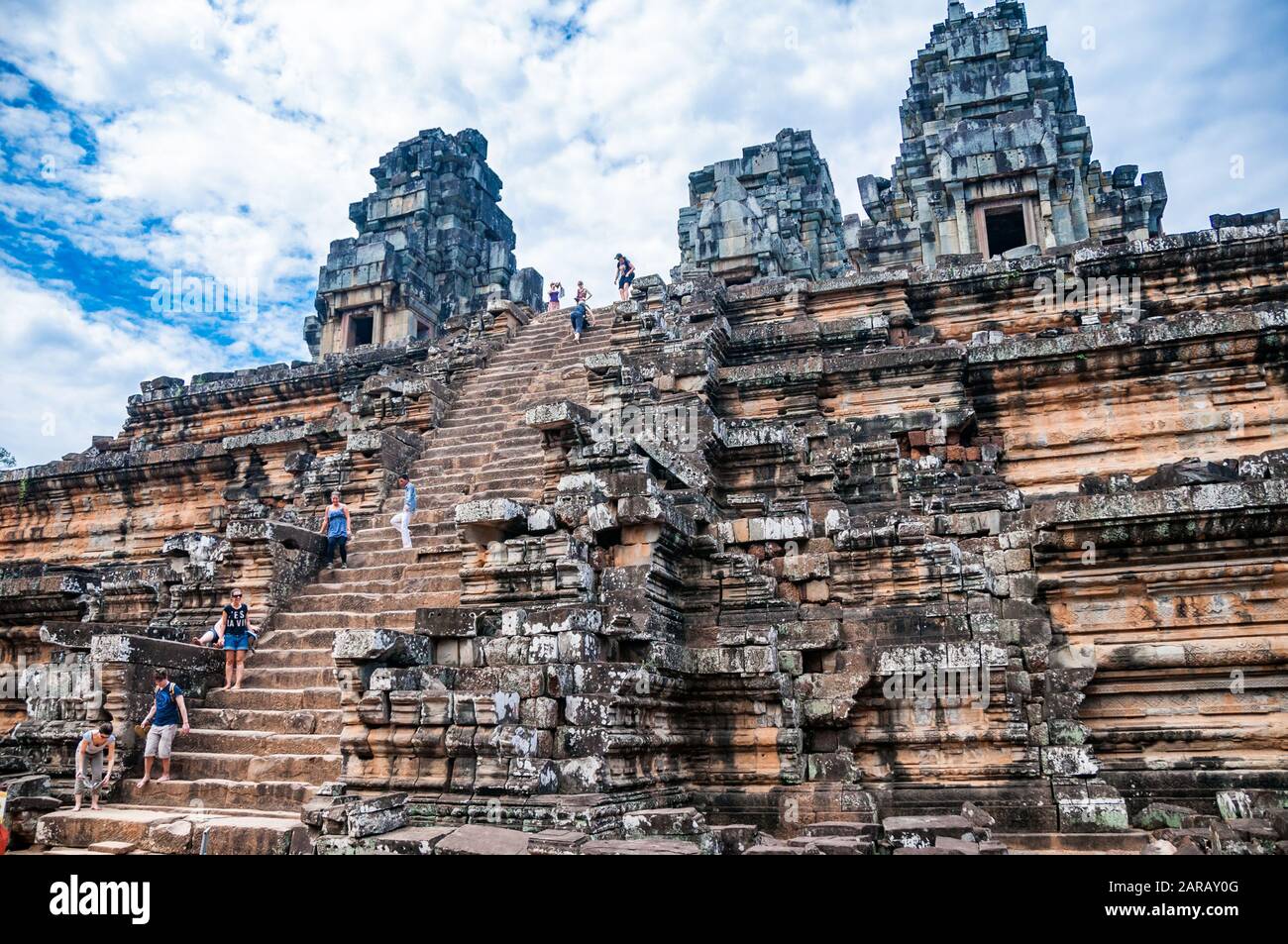 Touristen klettern die Schritte des zentralen Pyramidenstruktur bei Ta Keo Tempel in Angkor Sammlung von Tempeln. Stockfoto