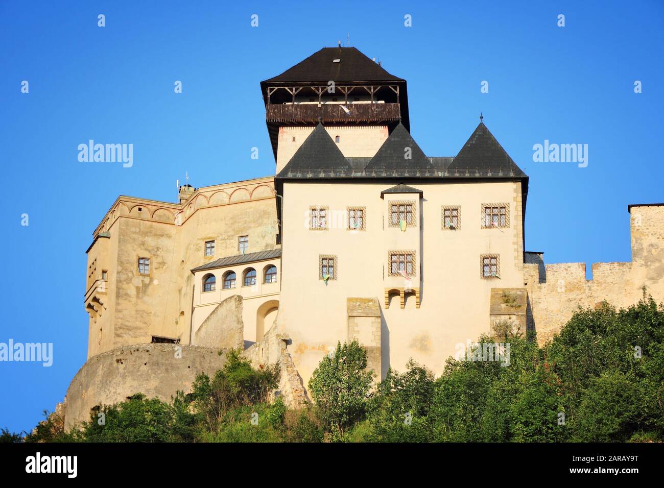 Schloss in Trencin, Slowakei in Povazie Region. Mittelalterliche Festung auf einem Hügel. Stockfoto