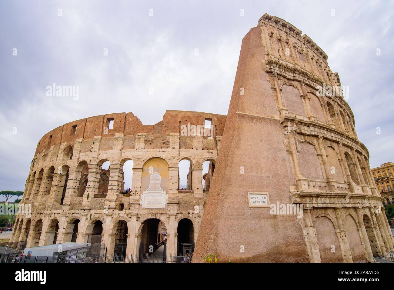 Kolosseum, ein ovales Amphitheater und die beliebteste Touristenattraktion in Rom, Italien Stockfoto