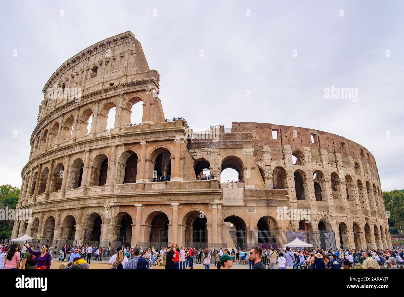 Kolosseum, ein ovales Amphitheater und die beliebteste Touristenattraktion in Rom, Italien Stockfoto
