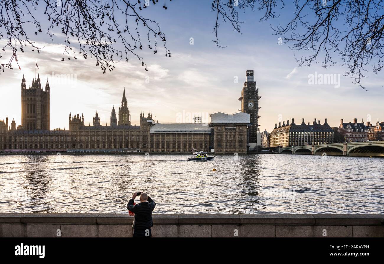 Der Palast von Westminster (UK Parliament) vor Sonnenuntergang an einem Winterabend Stockfoto