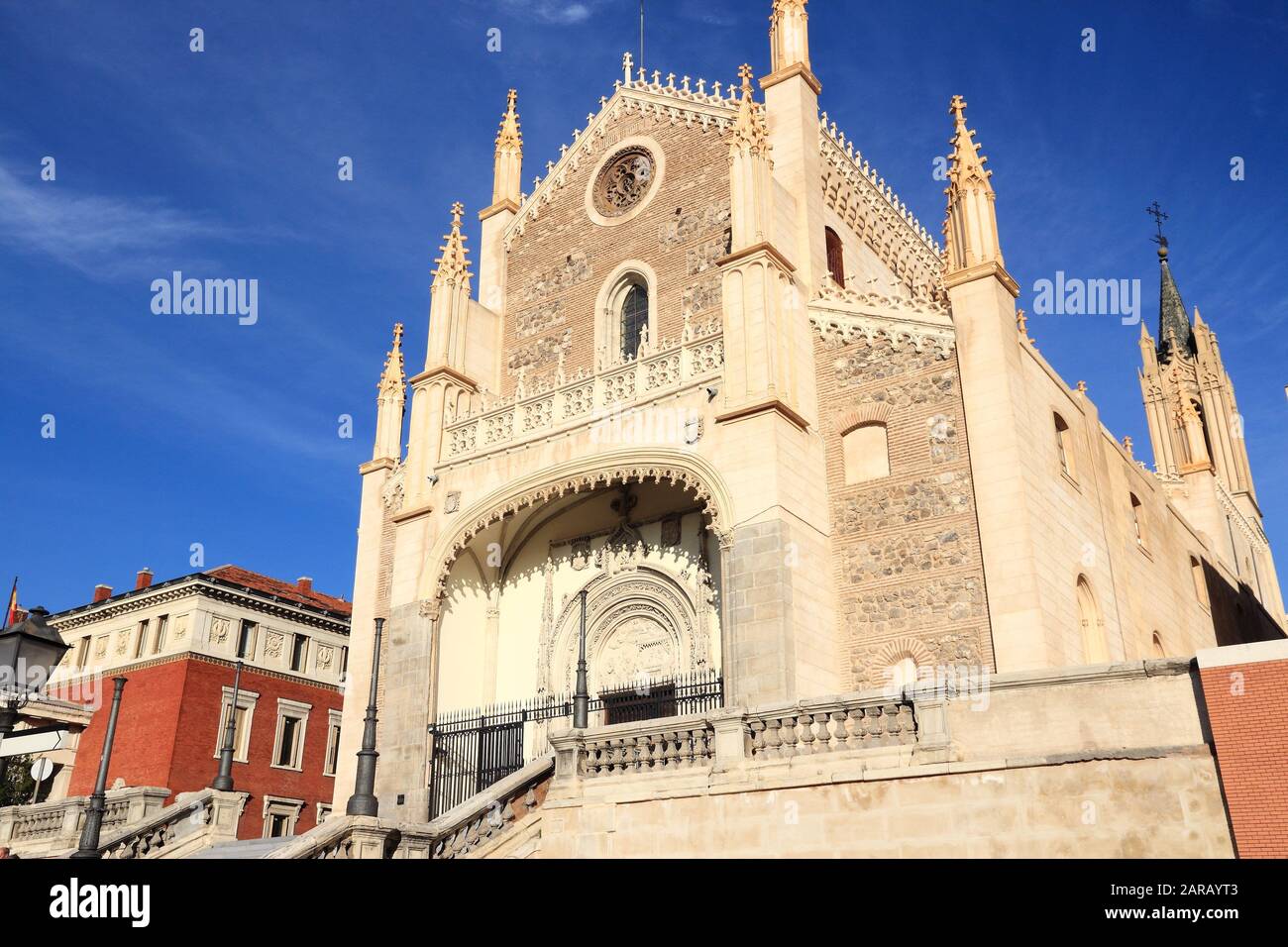 Kirche Saint-Jerome (San Jeronimo el Real) in Madrid, Spanien. Isabellinische religiöse Architektur im gotischen Stil bei Sonnenuntergang. Stockfoto