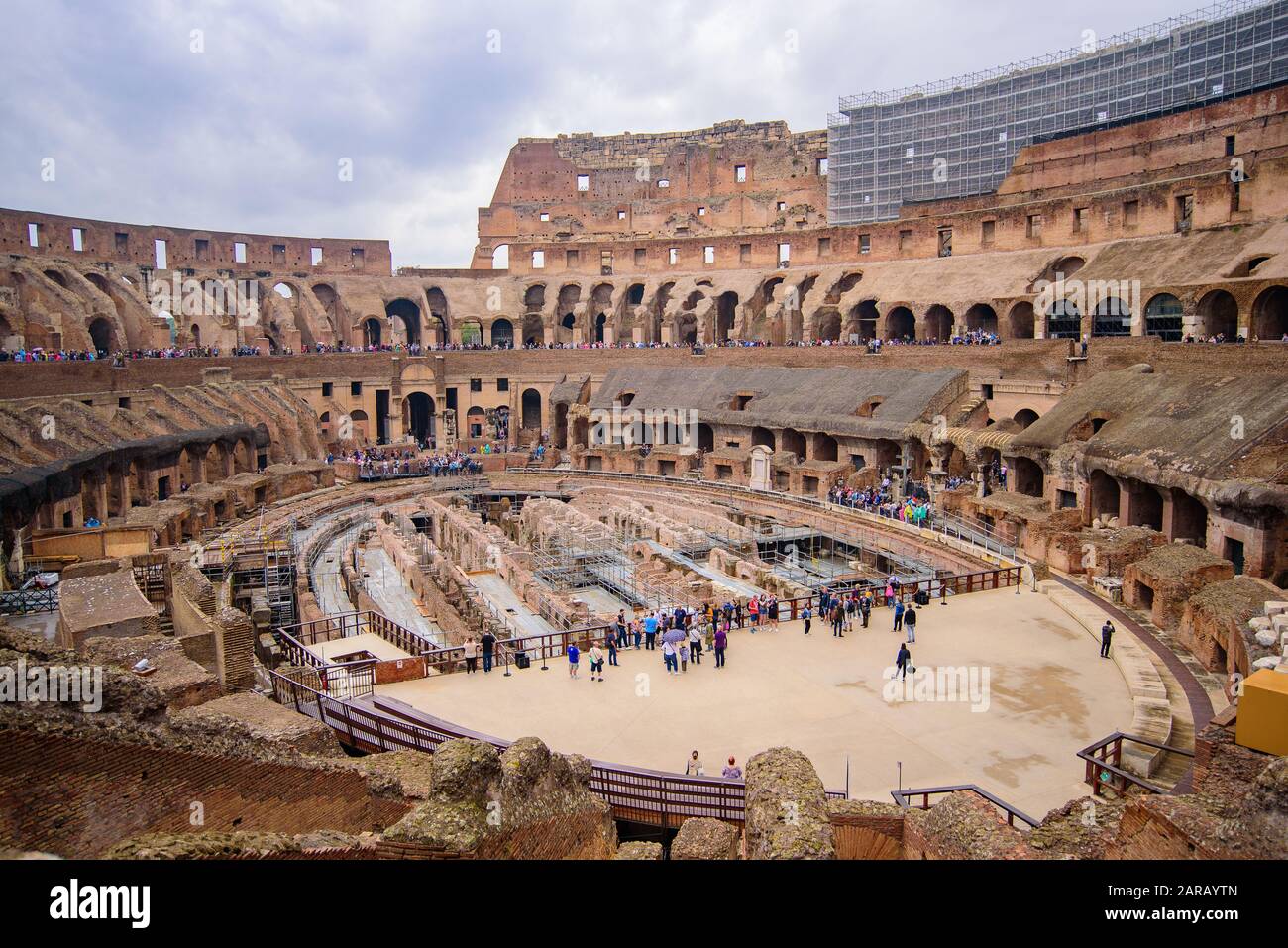 Das Innere des Kolosseum, ein ovales Amphitheater und die beliebteste Touristenattraktion in Rom, Italien Stockfoto