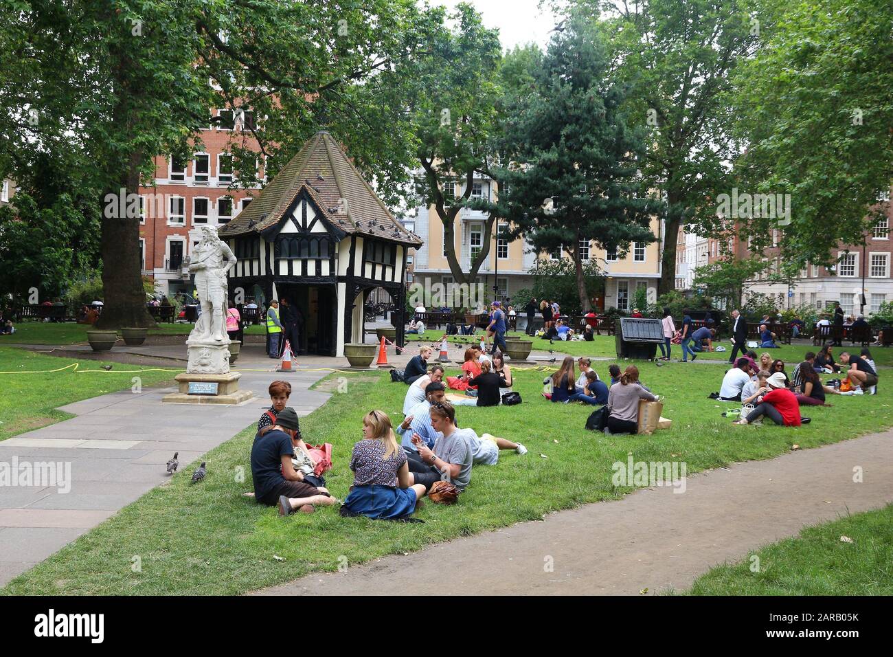 London, Großbritannien - 9. JULI 2016: Die Menschen besuchen den Park am Soho Square in London, Großbritannien. London ist mit 13 Millionen Menschen livin die bevölkerungsreichste Stadt Großbritanniens Stockfoto