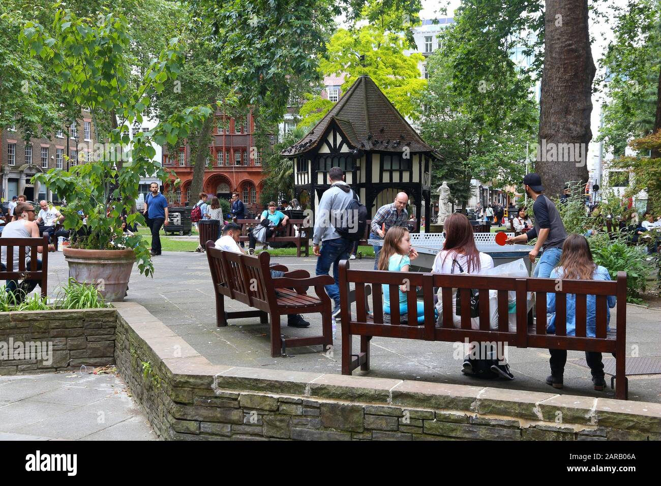 London, Großbritannien - 9. JULI 2016: Die Menschen besuchen den Park am Soho Square in London, Großbritannien. London ist mit 13 Millionen Menschen livin die bevölkerungsreichste Stadt Großbritanniens Stockfoto