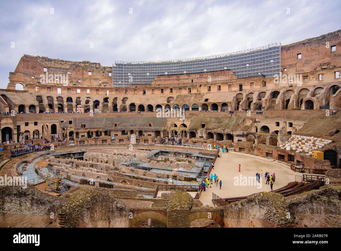 Das Innere des Kolosseum, ein ovales Amphitheater und die beliebteste Touristenattraktion in Rom, Italien Stockfoto