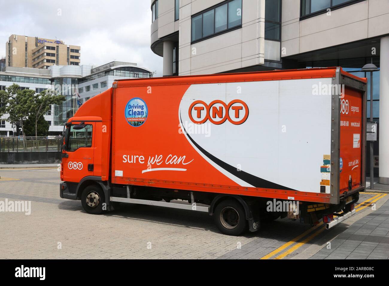 Leeds, Großbritannien - 11. JULI 2016: TNT Express Lieferwagen man TGL 7.150 in Leeds, Großbritannien. TNT Express ist ein niederländisches Lieferunternehmen mit einer Präsenz in 61 Ländern Stockfoto
