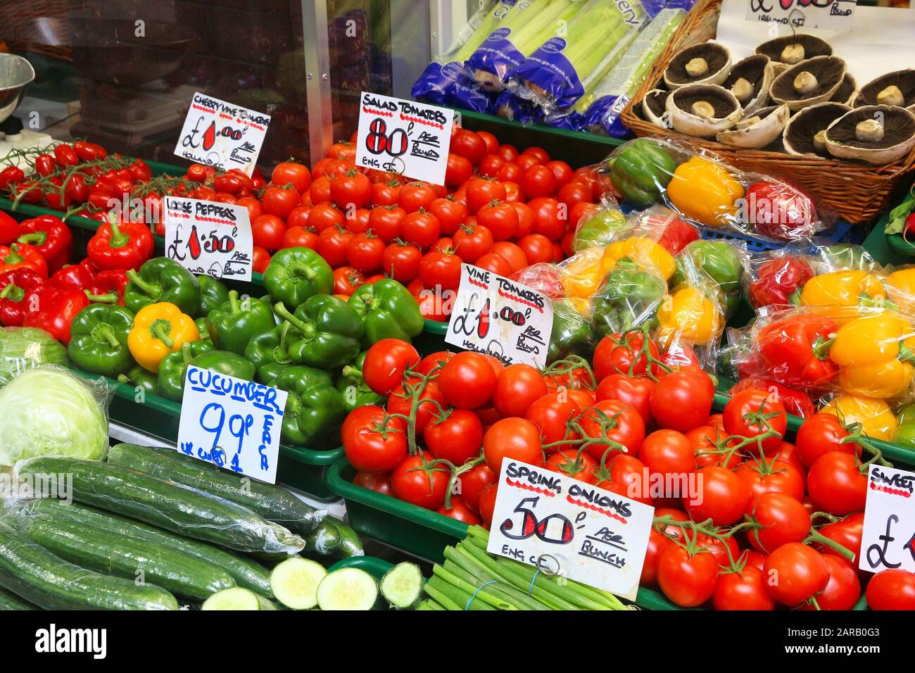 Tomaten und Paprika - Gemüseeinkäufe auf einem Marktplatz in Leeds, Großbritannien. Stockfoto