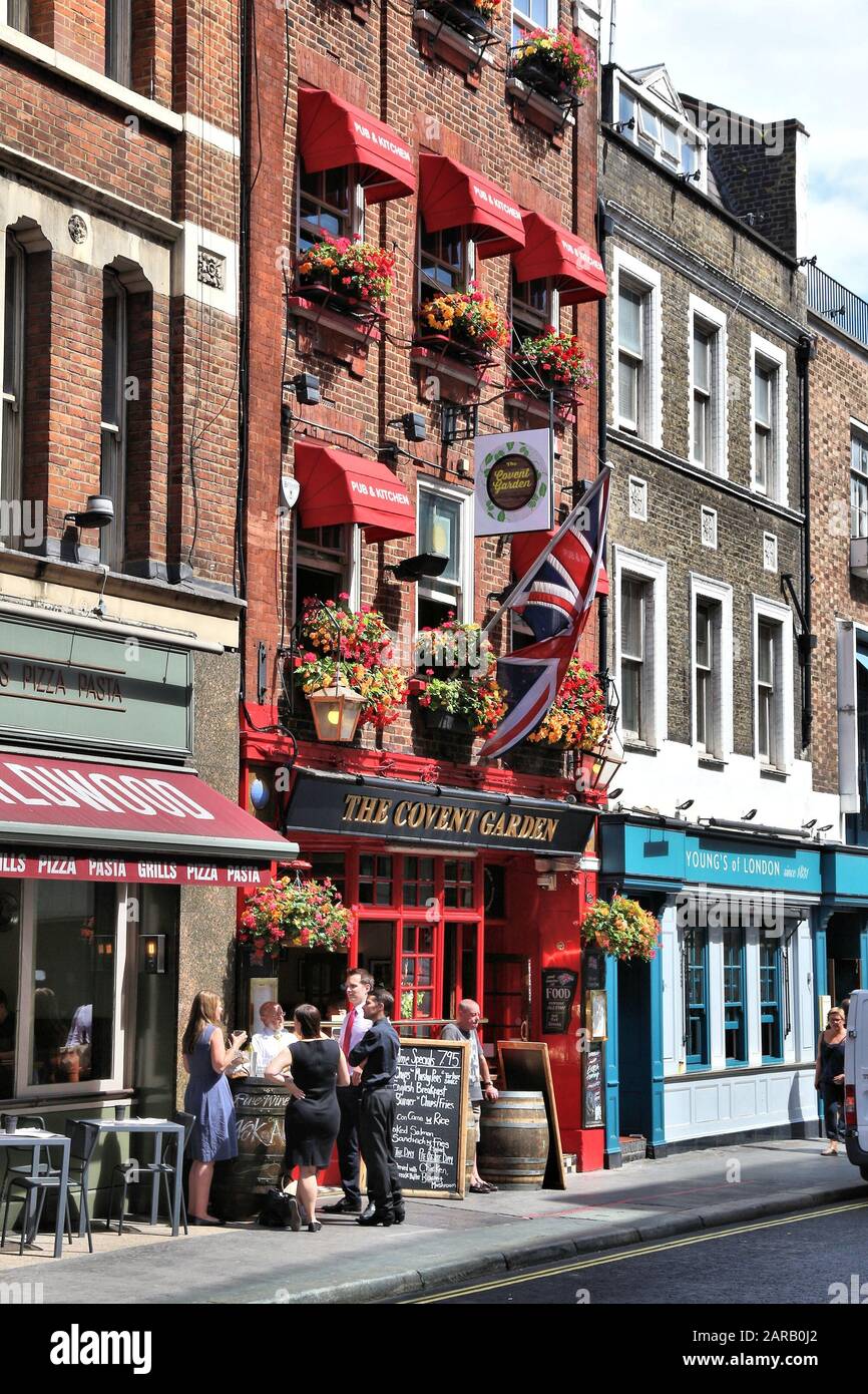 London, Großbritannien - 6. JULI 2016: Die Menschen besuchen Das Pub Covent Garden in London. Es ist ein typisches Londoner Pub. In London gibt es mehr als 7.000 Pubs. Stockfoto
