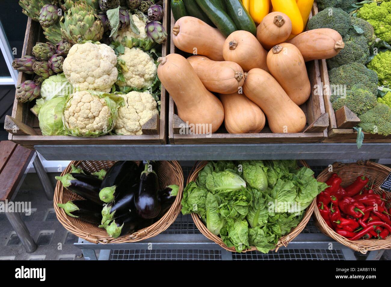 Bio Food Shop in London, Großbritannien. Anzeige von Blumenkohl, Feinkohl, Brokkoli und Auberginen. Stockfoto