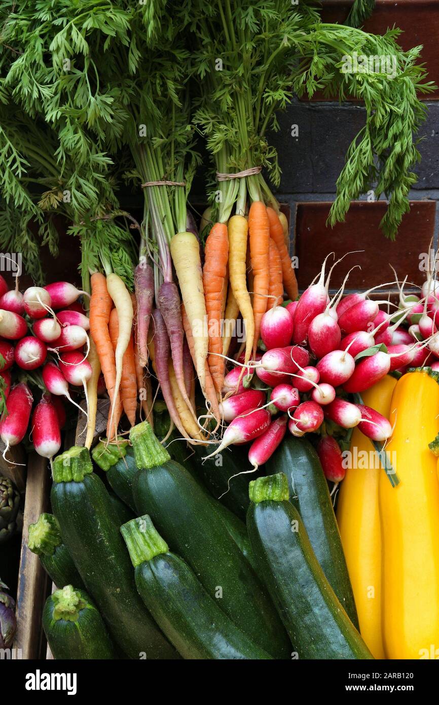 Bio Karotten, Radieschen und Zucchini - Gemüse Laden in London, UK. Stockfoto