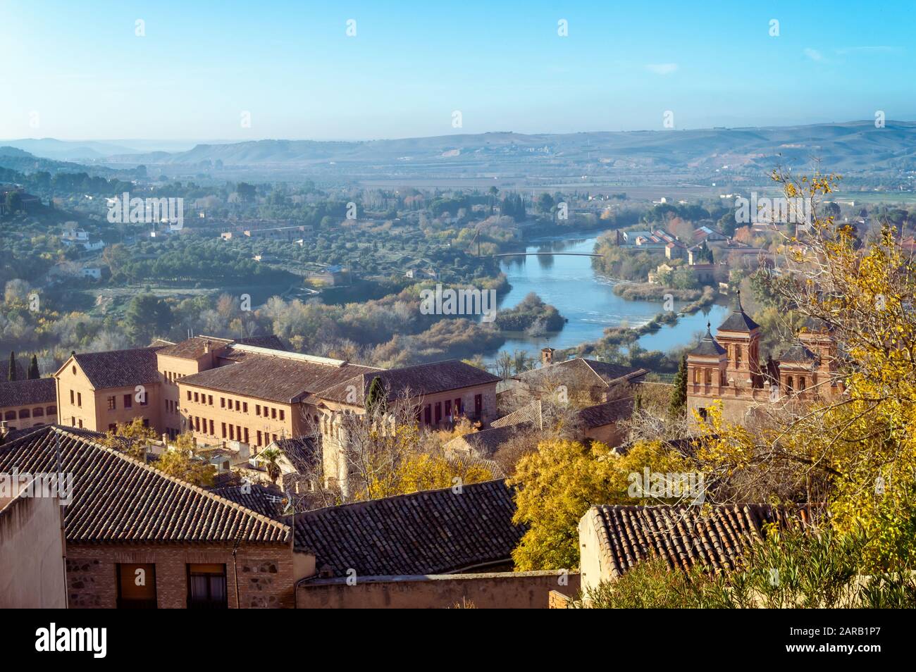 Blick auf den Fluss und das Tal des Tejo von Toledo in Kastilien-La Mancha, Spanien Stockfoto