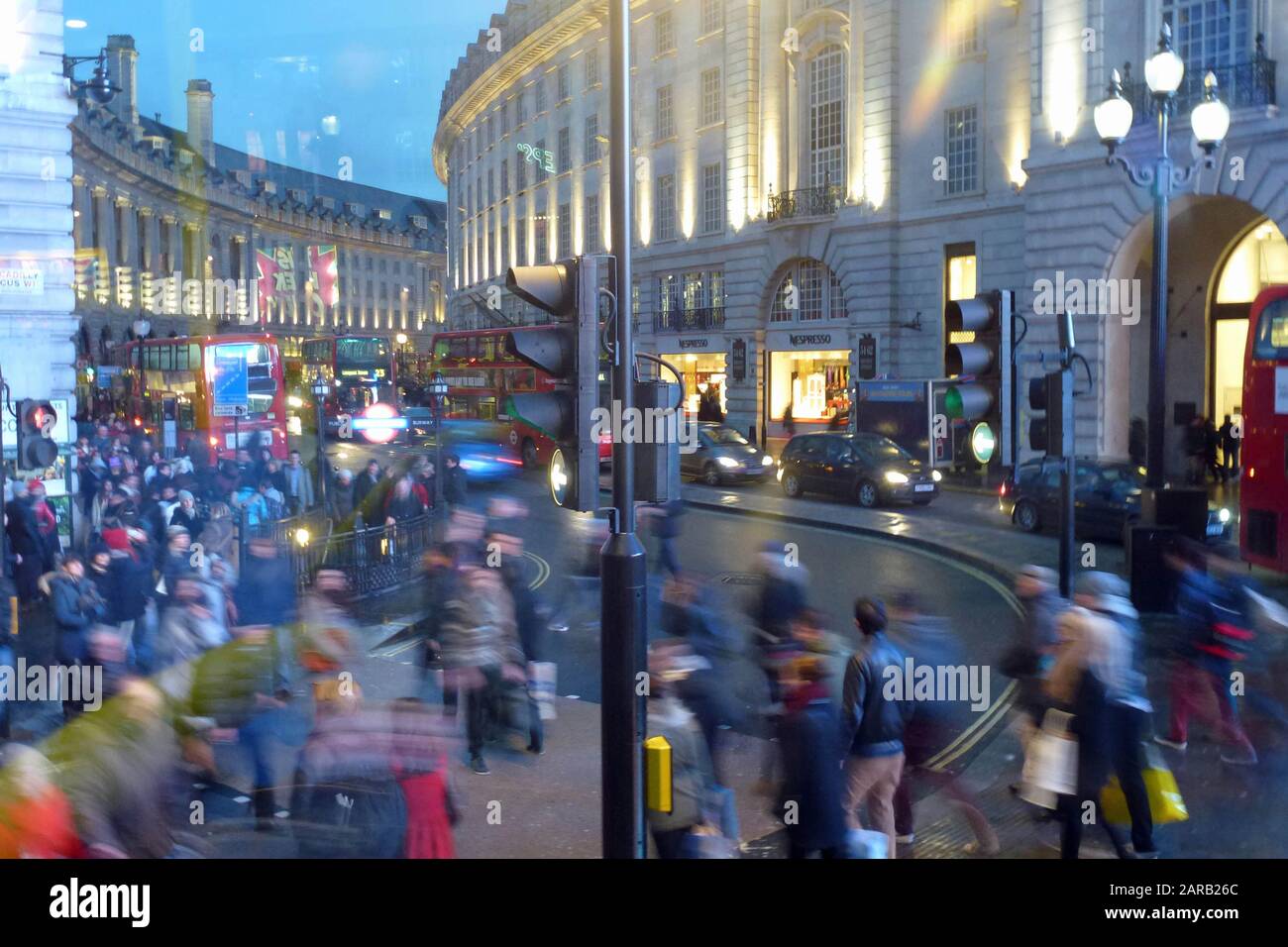Geschäftige, geschäftige Highstreet-Szene in der Regent Street London mit Zeitlupe Stockfoto