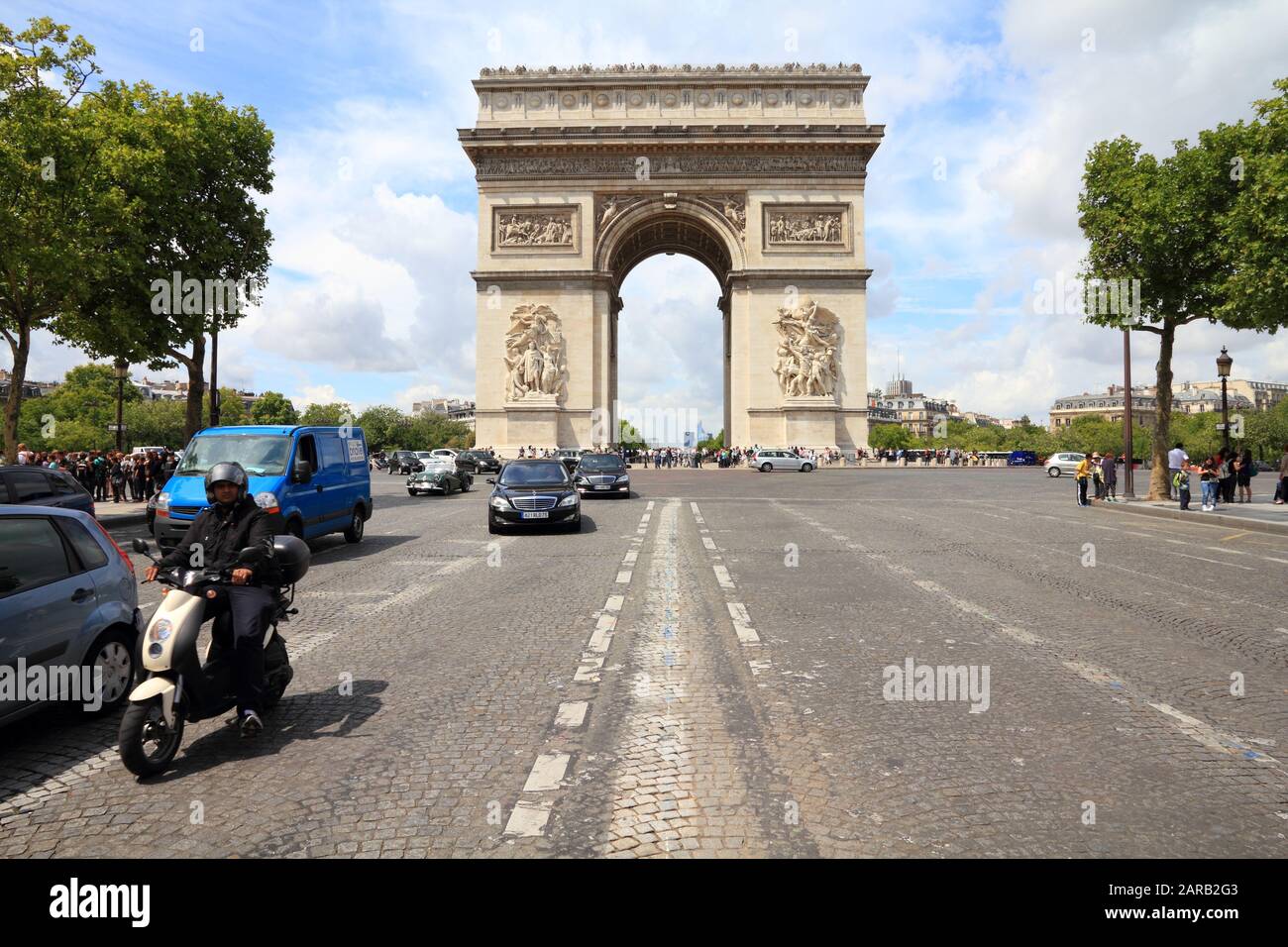 PARIS, Frankreich, 25. JULI 2011: Leute fahren in Paris, Frankreich. Place Charles de Gaulle ist eine einzigartige Kreuzung mit 12 Alleen treffen neben Triump Stockfoto