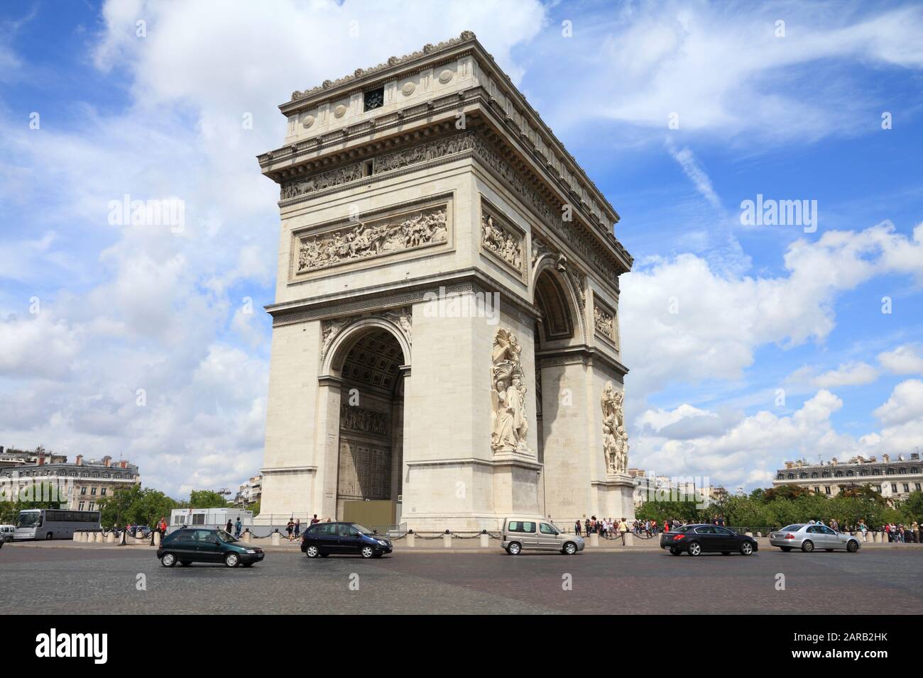 PARIS, Frankreich, 25. JULI 2011: Leute fahren in Paris, Frankreich. Place Charles de Gaulle ist eine einzigartige Kreuzung mit 12 Alleen treffen neben Triump Stockfoto
