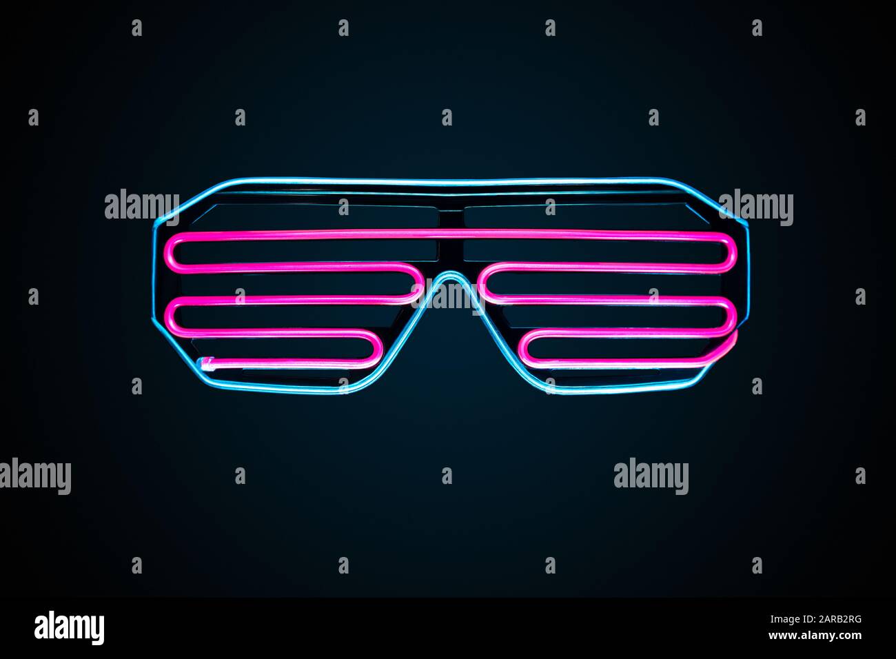 Futuristische Neon-Brille aus Cyberpunk isoliert auf dunklem Hintergrund  Stockfotografie - Alamy