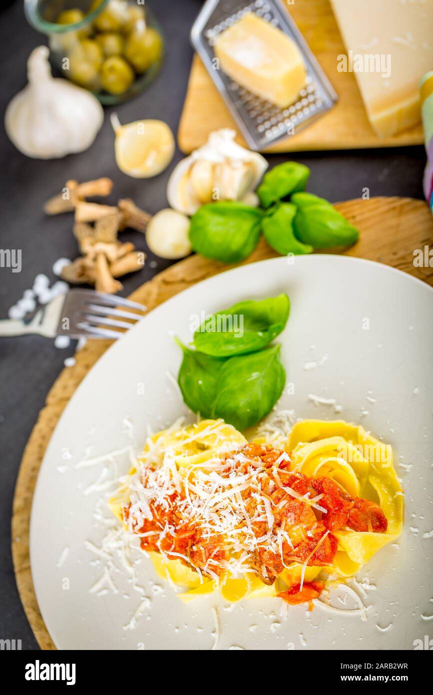 Italienische Küche, frische Pasta mit Tomatensauce, Basilikum, Knoblauch und Oliven Stockfoto
